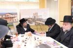 מעמד חתימת שטרת לרגל קניית זכות בית המדרש "בית בן ציון" במחנה אהל ברוך קראסנא