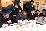 מעמד חתימת שטרת לרגל קניית זכות בית המדרש "בית בן ציון" במחנה אהל ברוך קראסנא