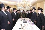 מעמד חתימת שטרת לרגל קניית זכות בית המדרש "בית בן ציון" במחנה אהל ברוך קראסנא