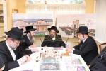 מעמד חתימת שטרת לרגל קניית זכות בית המדרש "בית בן ציון" במחנה אהל ברוך קראסנא