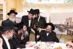 מעמד חתימת שטרת לרגל קניית זכות בית המדרש "בית בן ציון" במחנה אהל ברוך קראסנא
