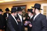 מעמד חתימת שטרת לרגל קניית זכות בית המדרש "בית בן ציון" במחנה אהל ברוך קראסנא