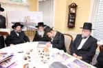 מעמד חתימת שטרת לרגל קניית זכות בית המדרש "בית בן ציון" במחנה אהל ברוך קראסנא
