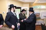 מעמד חתימת שטרת לרגל קניית זכות בית המדרש "בית בן ציון" במחנה אהל ברוך קראסנא