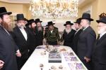 מעמד חתימת שטרת לרגל קניית זכות בית המדרש "בית בן ציון" במחנה אהל ברוך קראסנא