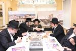 מעמד חתימת שטרת לרגל קניית זכות בית המדרש "בית בן ציון" במחנה אהל ברוך קראסנא
