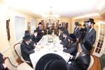 מעמד חתימת שטרת לרגל קניית זכות בית המדרש "בית בן ציון" במחנה אהל ברוך קראסנא