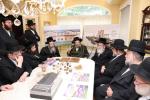 מעמד חתימת שטרת לרגל קניית זכות בית המדרש "בית בן ציון" במחנה אהל ברוך קראסנא