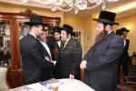 מעמד חתימת שטרת לרגל קניית זכות בית המדרש "בית בן ציון" במחנה אהל ברוך קראסנא