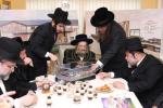 מעמד חתימת שטרת לרגל קניית זכות בית המדרש "בית בן ציון" במחנה אהל ברוך קראסנא