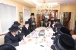 מעמד חתימת שטרת לרגל קניית זכות בית המדרש "בית בן ציון" במחנה אהל ברוך קראסנא