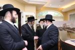 מעמד חתימת שטרת לרגל קניית זכות בית המדרש "בית בן ציון" במחנה אהל ברוך קראסנא