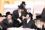 מעמד חתימת שטרת לרגל קניית זכות בית המדרש "בית בן ציון" במחנה אהל ברוך קראסנא