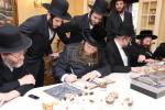 מעמד חתימת שטרת לרגל קניית זכות בית המדרש "בית בן ציון" במחנה אהל ברוך קראסנא