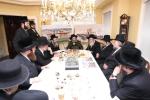מעמד חתימת שטרת לרגל קניית זכות בית המדרש "בית בן ציון" במחנה אהל ברוך קראסנא