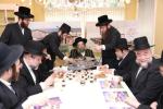 מעמד חתימת שטרת לרגל קניית זכות בית המדרש "בית בן ציון" במחנה אהל ברוך קראסנא