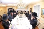 מעמד חתימת שטרת לרגל קניית זכות בית המדרש "בית בן ציון" במחנה אהל ברוך קראסנא