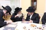 מעמד חתימת שטרת לרגל קניית זכות בית המדרש "בית בן ציון" במחנה אהל ברוך קראסנא