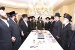 מעמד חתימת שטרת לרגל קניית זכות בית המדרש "בית בן ציון" במחנה אהל ברוך קראסנא