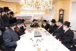 מעמד חתימת שטרת לרגל קניית זכות בית המדרש "בית בן ציון" במחנה אהל ברוך קראסנא