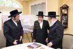 מעמד חתימת שטרת לרגל קניית זכות בית המדרש "בית בן ציון" במחנה אהל ברוך קראסנא
