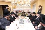 מעמד חתימת שטרת לרגל קניית זכות בית המדרש "בית בן ציון" במחנה אהל ברוך קראסנא