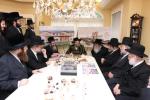 מעמד חתימת שטרת לרגל קניית זכות בית המדרש "בית בן ציון" במחנה אהל ברוך קראסנא