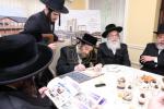 מעמד חתימת שטרת לרגל קניית זכות בית המדרש "בית בן ציון" במחנה אהל ברוך קראסנא