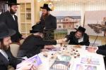 מעמד חתימת שטרת לרגל קניית זכות בית המדרש "בית בן ציון" במחנה אהל ברוך קראסנא
