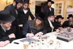 מעמד חתימת שטרת לרגל קניית זכות בית המדרש "בית בן ציון" במחנה אהל ברוך קראסנא