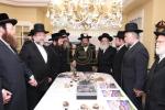 מעמד חתימת שטרת לרגל קניית זכות בית המדרש "בית בן ציון" במחנה אהל ברוך קראסנא