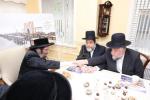 מעמד חתימת שטרת לרגל קניית זכות בית המדרש "בית בן ציון" במחנה אהל ברוך קראסנא