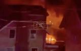 א ריזיגע שריפה ביי א יאכט קלאב אין מאסאטשוסעטס פארניכטעט טייערע לוקסוס שיפן.