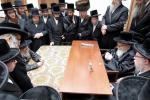 כ"ק אדמו"ר מסאטמאר שליט"א איז מנחם אבל ביים שוואגער כ"ק אדמו"ר מסקווירא שליט"א נאכן פטירה פון די שוועסטער