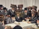 לענגערע ווידיאו: הכנסת ספר תורה דורך ר' ליפא פריעדמאן 