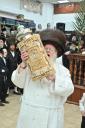 Main image for הכנסת ספר תורה בחצר הקודש סאסוב