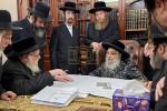הגה"צ אב"ד סאטמאר ירושלים שליט"א און חברי ועד קרן הבנין ביי כ"ק אדמו"ר מסאטמאר שליט"א 