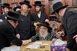 הגה"צ אב"ד סאטמאר ירושלים שליט"א און חברי ועד קרן הבנין ביי כ"ק אדמו"ר מסאטמאר שליט"א 