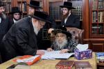 הגה"צ אב"ד סאטמאר ירושלים שליט"א און חברי ועד קרן הבנין ביי כ"ק אדמו"ר מסאטמאר שליט"א 