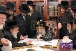 הגה"צ אב"ד סאטמאר ירושלים שליט"א און חברי ועד קרן הבנין ביי כ"ק אדמו"ר מסאטמאר שליט"א 