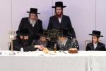 כ"ק אדמו"ר מסאטמאר שליט"א ביים שמחת הבר מצוה פון הב' בן הרה"ג ר' יואל מייזליש שליט"א - רב דביהמ"ד ברך משה סיגוט, בן גיסו הגה"צ גאב"ד סאטמאר מאנטריאל שליט"א, אין די זאלן פון גני קליין