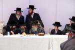 כ"ק אדמו"ר מסאטמאר שליט"א ביים שמחת הבר מצוה פון הב' בן הרה"ג ר' יואל מייזליש שליט"א - רב דביהמ"ד ברך משה סיגוט, בן גיסו הגה"צ גאב"ד סאטמאר מאנטריאל שליט"א, אין די זאלן פון גני קליין