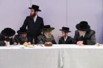 כ"ק אדמו"ר מסאטמאר שליט"א ביים שמחת הבר מצוה פון הב' בן הרה"ג ר' יואל מייזליש שליט"א - רב דביהמ"ד ברך משה סיגוט, בן גיסו הגה"צ גאב"ד סאטמאר מאנטריאל שליט"א, אין די זאלן פון גני קליין