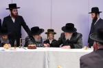 כ"ק אדמו"ר מסאטמאר שליט"א ביים שמחת הבר מצוה פון הב' בן הרה"ג ר' יואל מייזליש שליט"א - רב דביהמ"ד ברך משה סיגוט, בן גיסו הגה"צ גאב"ד סאטמאר מאנטריאל שליט"א, אין די זאלן פון גני קליין