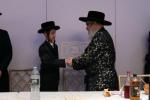 כ"ק אדמו"ר מסאטמאר שליט"א ביים שמחת הבר מצוה פון הב' בן הרה"ג ר' יואל מייזליש שליט"א - רב דביהמ"ד ברך משה סיגוט, בן גיסו הגה"צ גאב"ד סאטמאר מאנטריאל שליט"א, אין די זאלן פון גני קליין