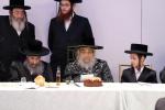 כ"ק אדמו"ר מסאטמאר שליט"א ביים שמחת הבר מצוה פון הב' בן הרה"ג ר' יואל מייזליש שליט"א - רב דביהמ"ד ברך משה סיגוט, בן גיסו הגה"צ גאב"ד סאטמאר מאנטריאל שליט"א, אין די זאלן פון גני קליין