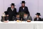 כ"ק אדמו"ר מסאטמאר שליט"א ביים שמחת הבר מצוה פון הב' בן הרה"ג ר' יואל מייזליש שליט"א - רב דביהמ"ד ברך משה סיגוט, בן גיסו הגה"צ גאב"ד סאטמאר מאנטריאל שליט"א, אין די זאלן פון גני קליין