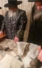 הערליכע בילדער ארויסגעקומען פון די פיבערהאפטיגע ארבעט פון צוטיילן מכתבי קודש פון אדמורי סאטמאר זי"ע פאר בני כ"ק אדמו"ר בעל ברך משה מסאטמאר זצ"ל