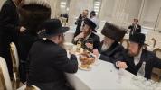 הגה"צ אב"ד סאטמאר וויליאמסבורג שליט"א וגבאי אביו כ"ק אדמו"ר  סאטמאר שליט"א  זענען זיך משתתף ביים שמחת החתונה פון בת  הנגיד ר' ליפא פריעדמאן ני"ו