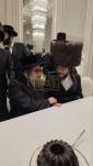 הגה"צ אב"ד סאטמאר וויליאמסבורג שליט"א וגבאי אביו כ"ק אדמו"ר  סאטמאר שליט"א  זענען זיך משתתף ביים שמחת החתונה פון בת  הנגיד ר' ליפא פריעדמאן ני"ו